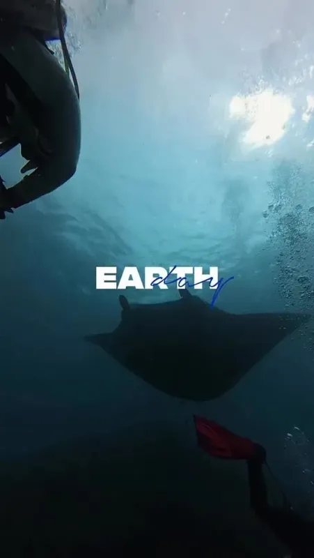 Raie manta nageant en profondeur avec le mot EARTH incrusté