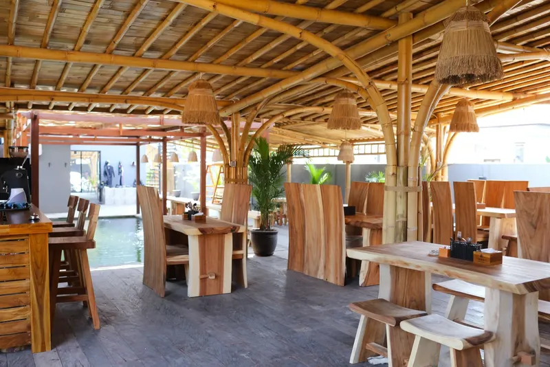 Espace détente avec mobilier en bois, éclairage chaleureux et plantes