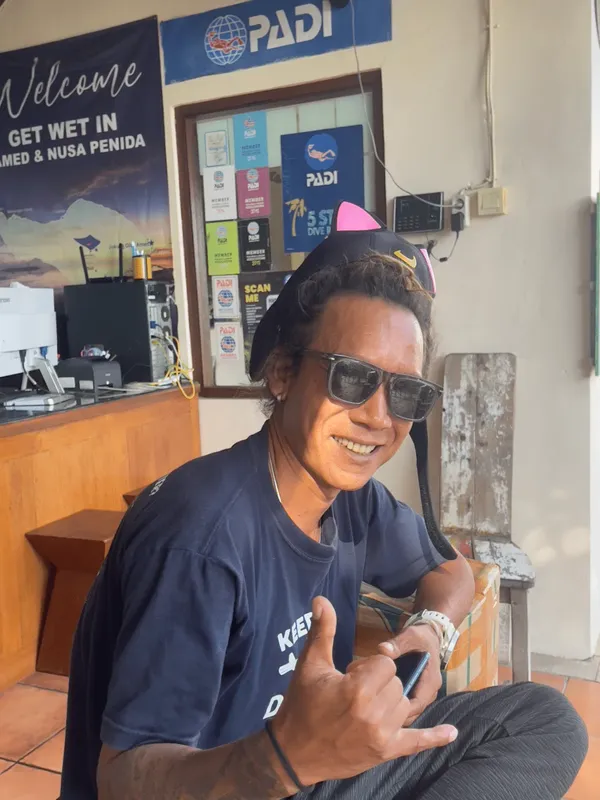 Homme souriant avec lunettes de soleil dans un centre de plongée