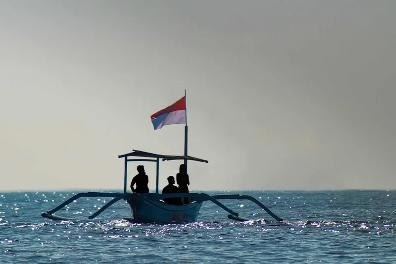 Petite embarcation avec des personnes à bord sur une mer calme