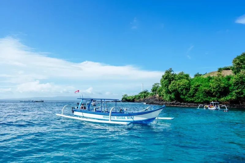 Bateau de plongée bleu et blanc avec des passagers en mer
