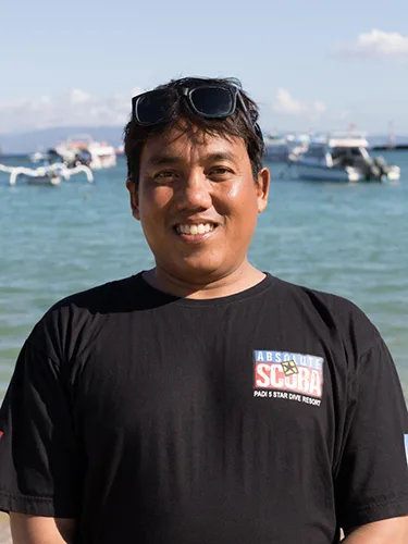 Portrait souriant d'un homme avec des bateaux en arrière-plan