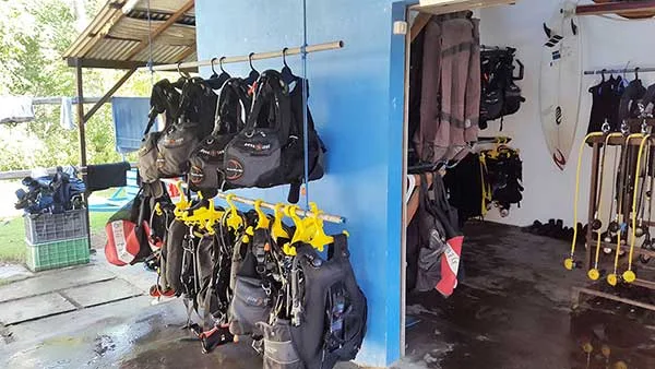 Equipement de plongée suspendu dans un local, gilets et détendeurs