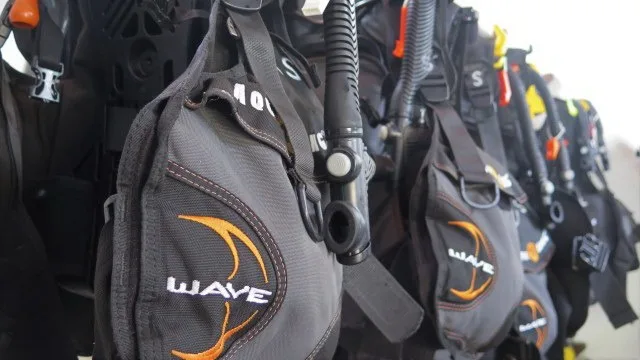 Rangée de gilets de sauvetage de plongée avec détendeurs et marquage