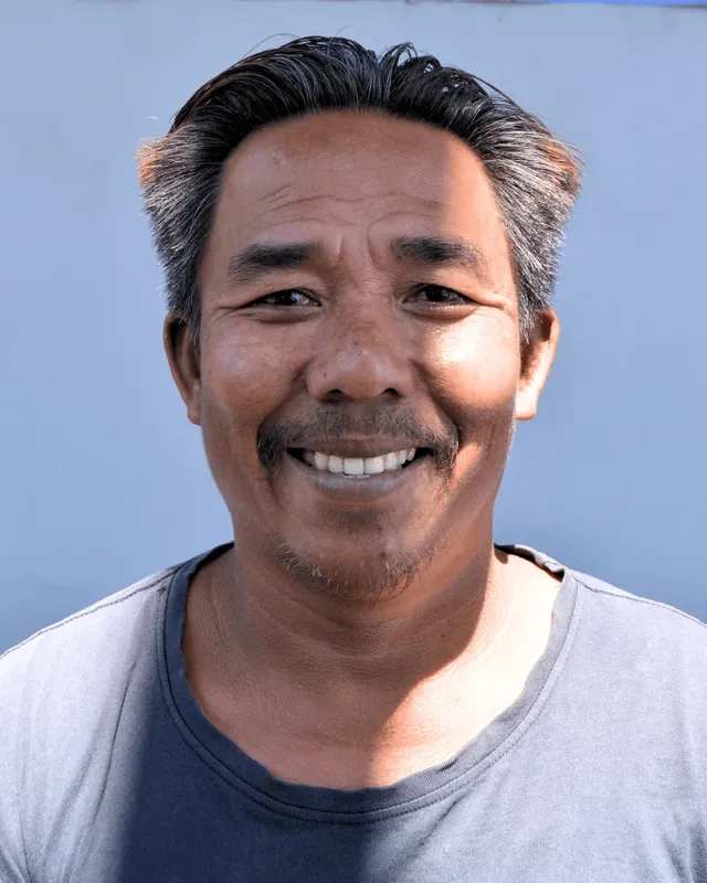Portrait souriant d'un homme d'âge mûr aux cheveux grisonnants