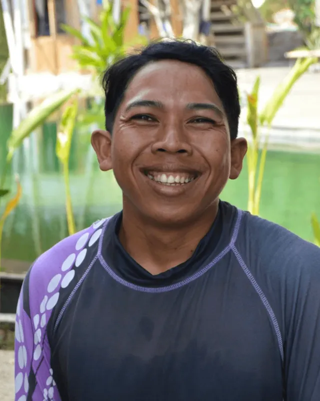 Portrait souriant d'un homme en t-shirt de sport, regardant la caméra