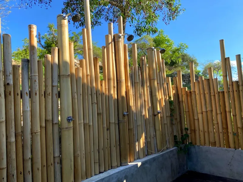Douches extérieures en bambou avec pommeaux, espace de rinçage extérieur