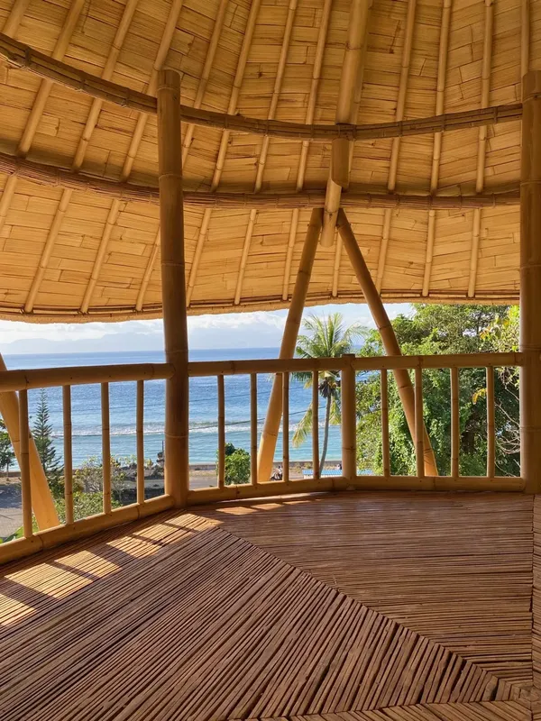 Vue sur la mer depuis une structure en bambou ouverte et lumineuse