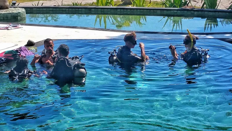 Plongeurs en formation dans une piscine, équipement complet visible