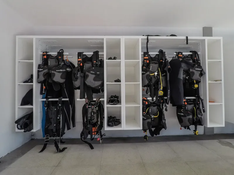 Rangées d'équipements de plongée complets, gilets, détendeurs, bouteilles, rangés