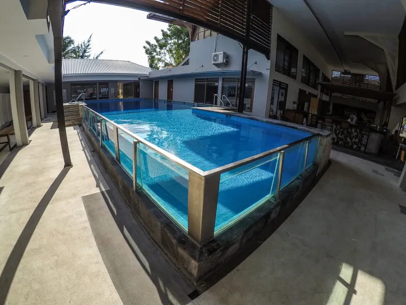 Piscine de formation pour la plongée, vue d'ensemble, extérieur du centre