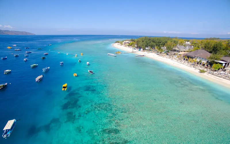 Vue aérienne d'une plage avec des bateaux et bâtiments côtiers