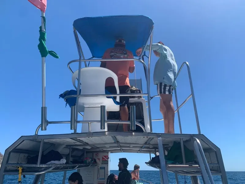 Deux personnes sur le pont supérieur d'un bateau de plongée en mer