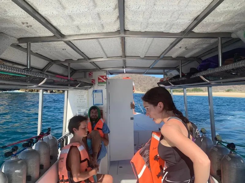 Plongée : passagers à bord d'un bateau avec bouteilles et gilets
