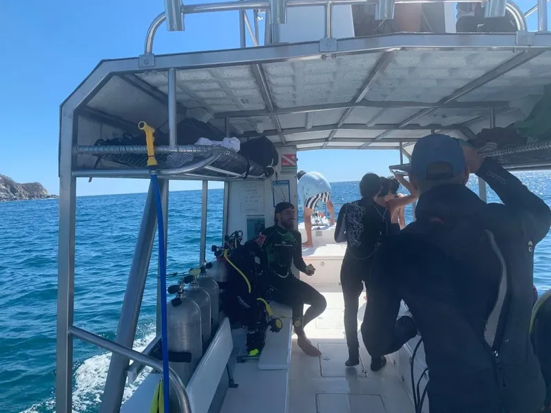 Plongeurs préparant leur matériel à bord d'un bateau en mer