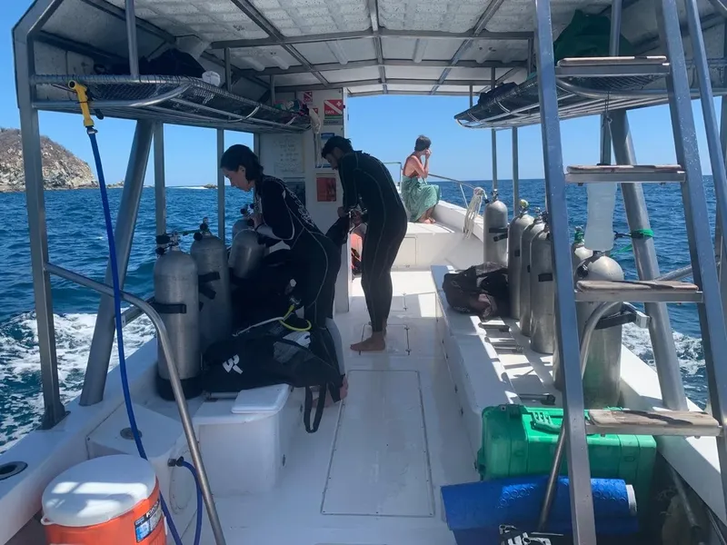 Plongeurs se préparant sur un bateau en mer, équipement visible