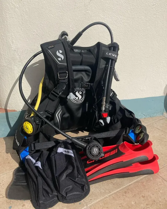 Equipement de plongée complet : gilet, détendeur, bouteille et palmes