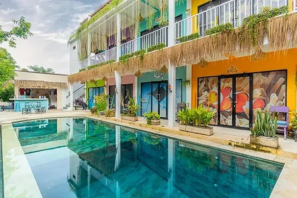 Bâtiment coloré avec piscine et équipement de plongée visible