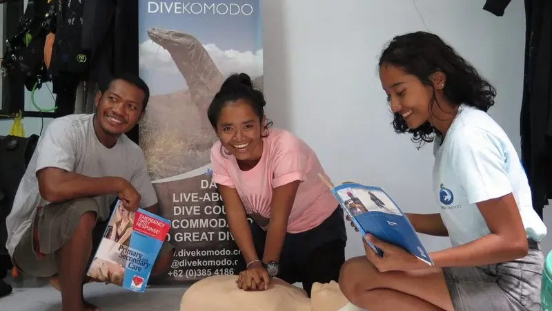 Trois personnes souriantes posent avec du matériel de premiers secours
