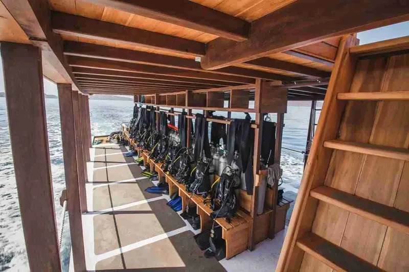 Equipement de plongée rangé sur un bateau en mer, vue intérieure