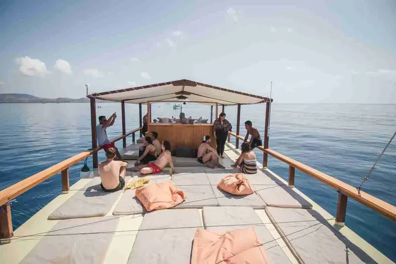 Groupe de personnes se relaxant sur le pont d'un bateau en mer