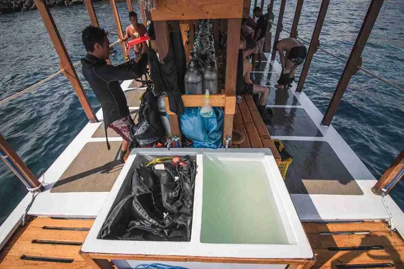 Plongeurs préparant leur matériel sur le pont d'un bateau en mer