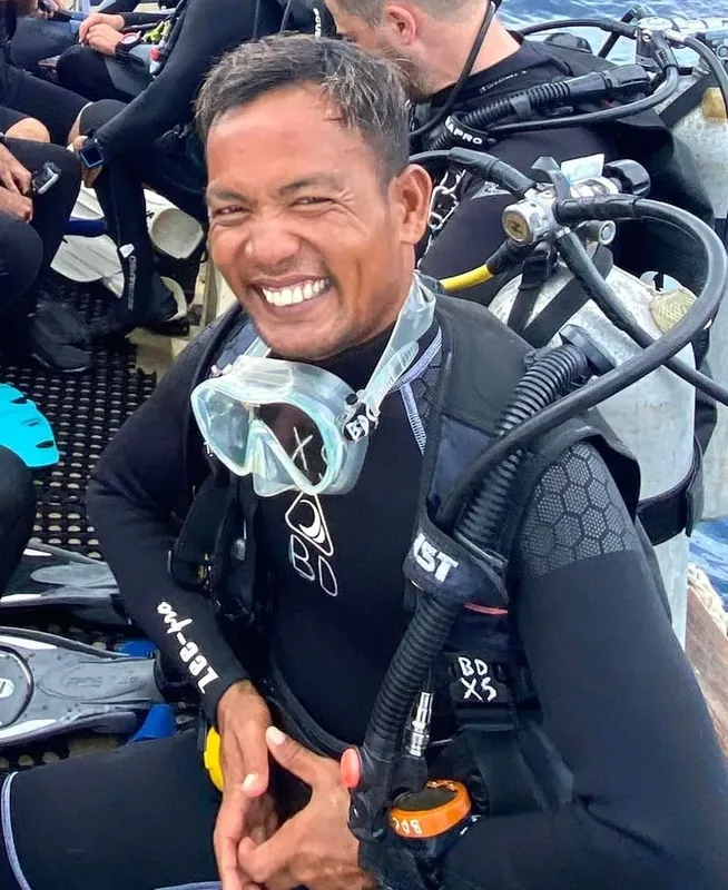 Plongeur souriant avec masque et équipement complet sous l'eau