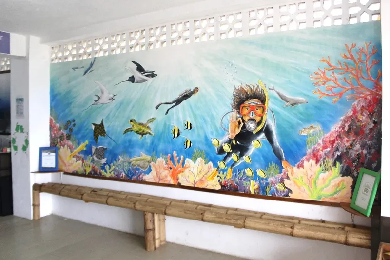 Mur peint d'une scène de plongée avec des poissons et un plongeur