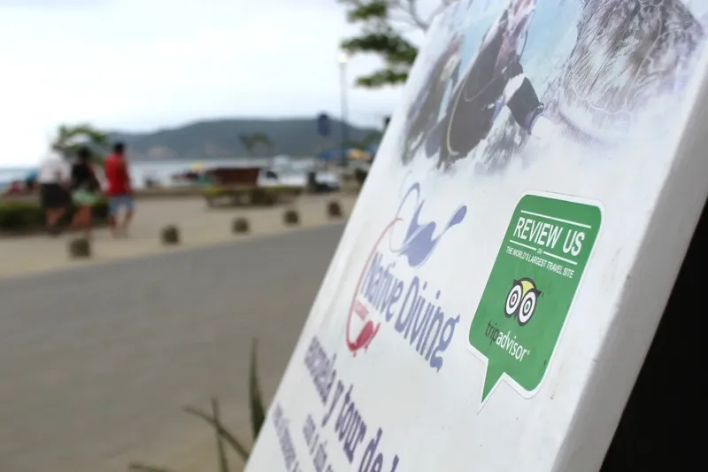 Panneau publicitaire avec des plongeurs et un appel à l'avis