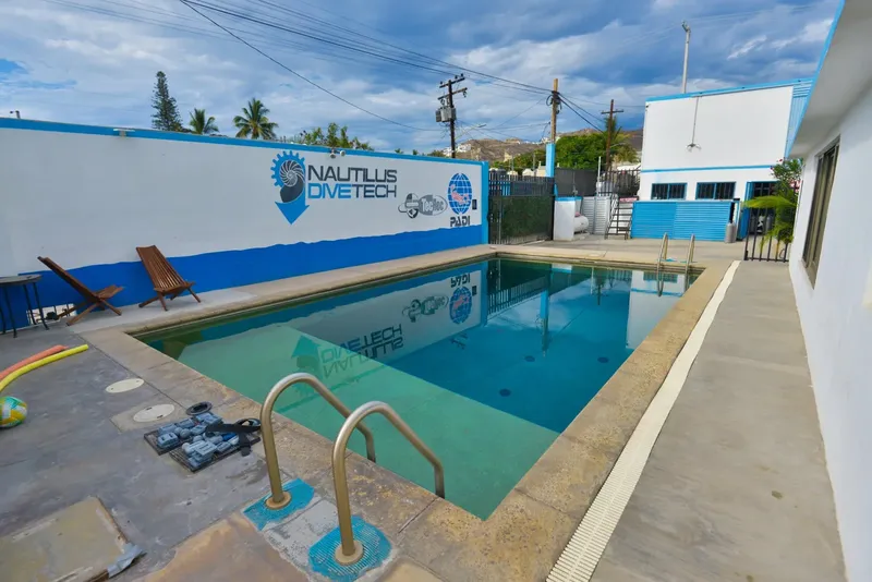 Piscine d'entraînement d'un centre de plongée avec logo et matériel