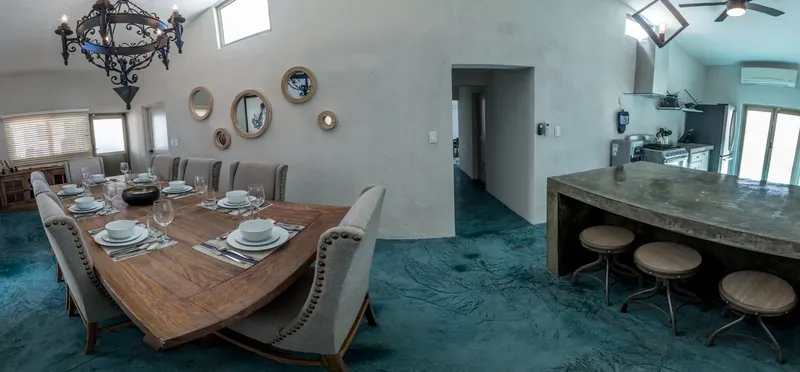 Grande salle à manger et cuisine ouverte, éclairage chaleureux, intérieur design