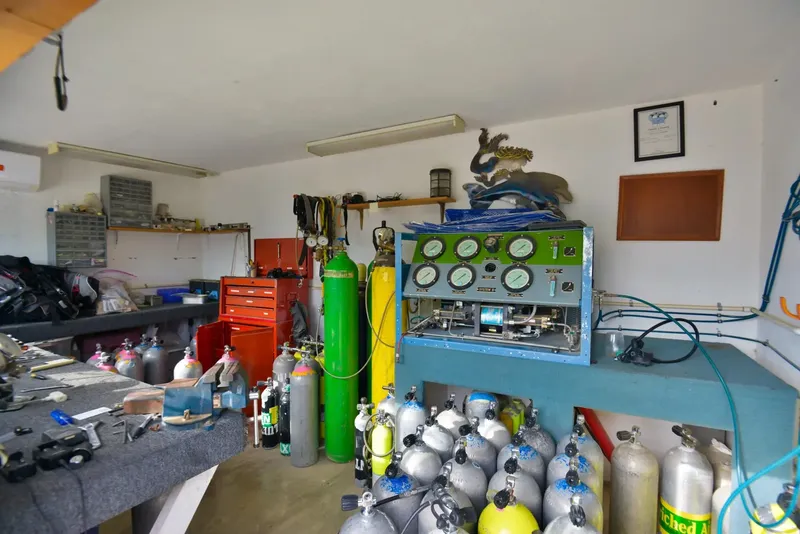 Atelier de remplissage de bouteilles de plongée avec compresseur et équipements