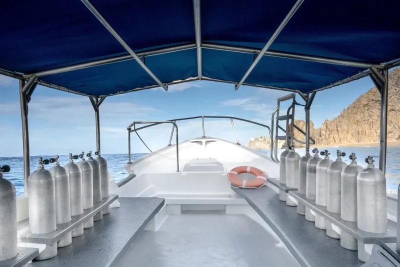 Bateau de plongée avec nombreuses bouteilles prêtes pour une sortie en mer