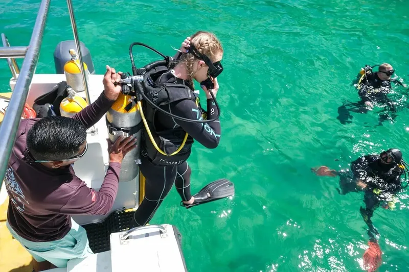 Préparation d'un plongeur sur un bateau avec équipement complet