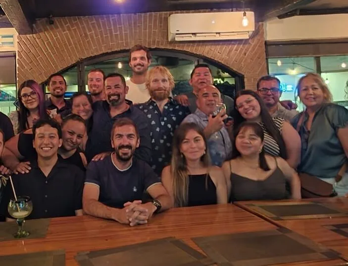 Groupe de personnes souriantes posant ensemble dans un espace intérieur