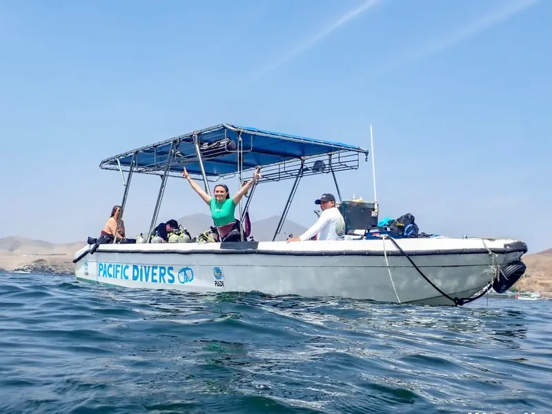 Plongeurs souriants sur un bateau pneumatique en pleine mer
