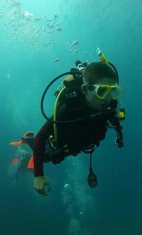 Plongeur en combinaison explore les fonds marins avec son équipement