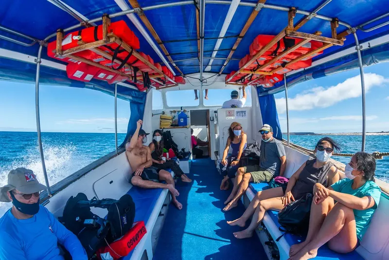 Plongée : groupe de personnes à bord d'un bateau en mer