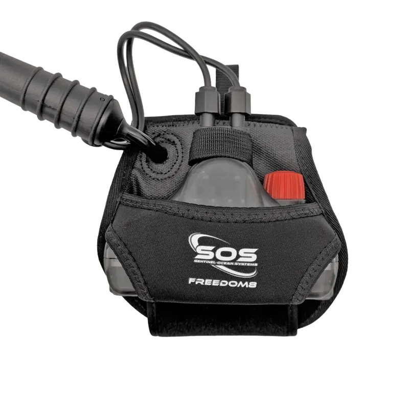 Accessoire de plongée noir et rouge avec câbles et connecteurs