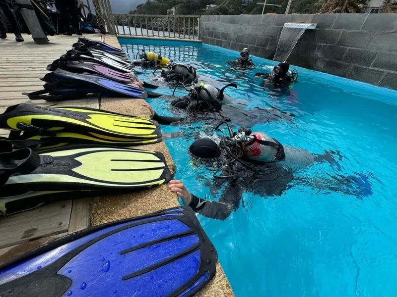 Plongée en piscine : des stagiaires s'immergent avec leur équipement