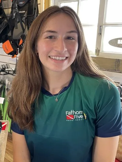 Portrait d'une jeune femme souriante portant un t-shirt de plongée
