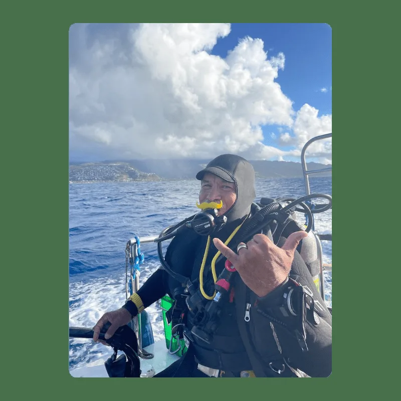 Plongeur souriant sur un bateau, équipé et prêt à plonger