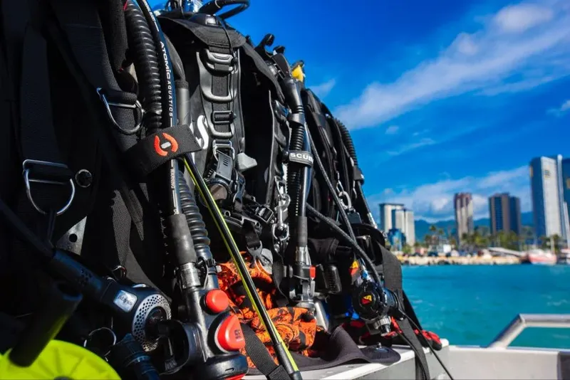 Equipement de plongée prêt à l'emploi sur un bateau en mer