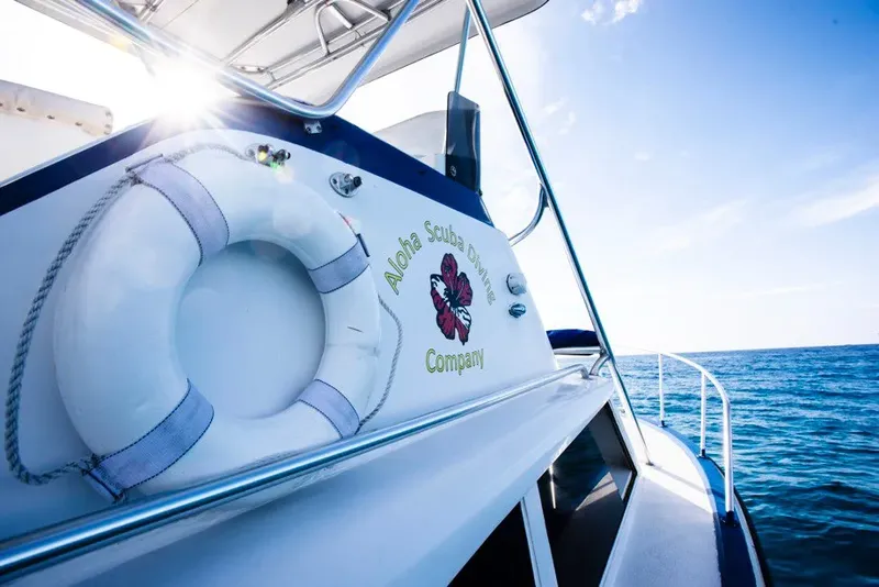 Bateau de plongée bleu et blanc avec le nom de la compagnie