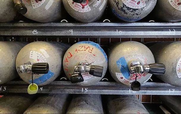 Rangées de bouteilles de plongée en acier inoxydable, prêtes à l'utilisation