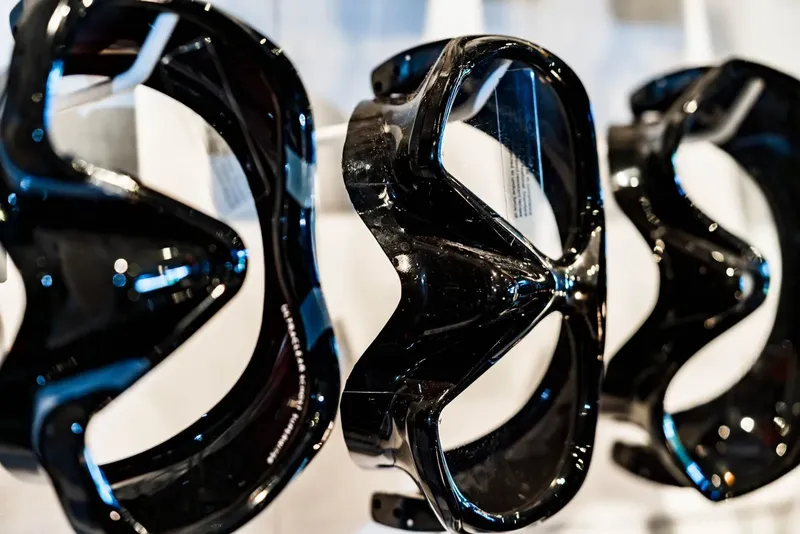 Masques de plongée noirs alignés, équipement de plongée sous-marine, vue rapprochée