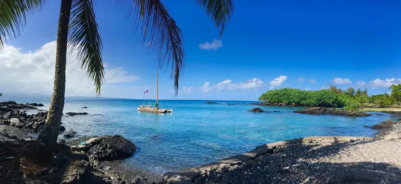 Paysage marin avec un catamaran amarré dans une baie tropicale
