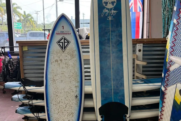 Planches de surf et combinaisons de plongée rangées dans un local