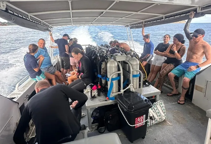 Groupe de plongeurs sur un bateau en direction d'un site