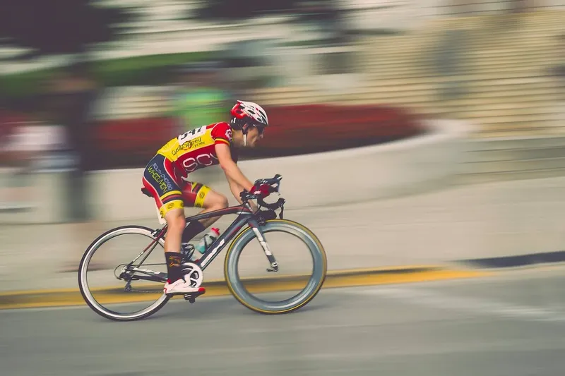 Cycliste en mouvement rapide sur route, effort physique intense